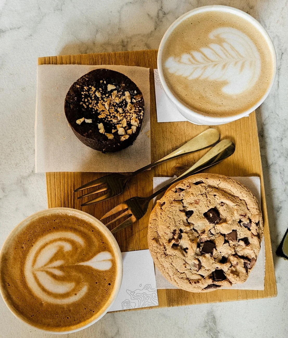 Cappuccino, Brownie und Cookie als Stärkung bei der Kaffeepause