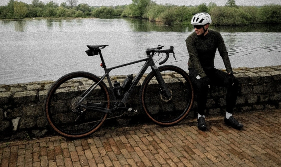 Gravelbiker auf einer Radtour über Feldwege
