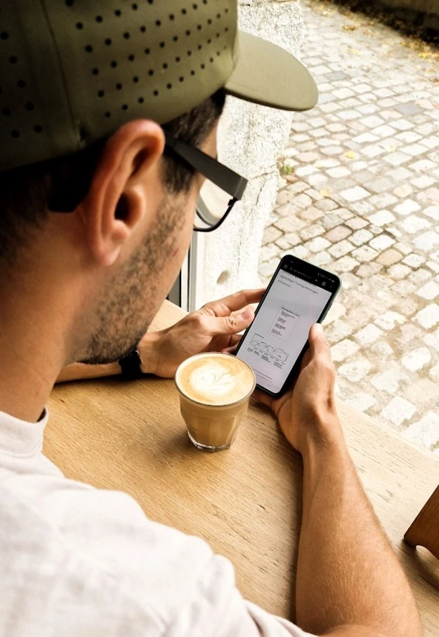 Trainingsplanung im Café mit Laptop