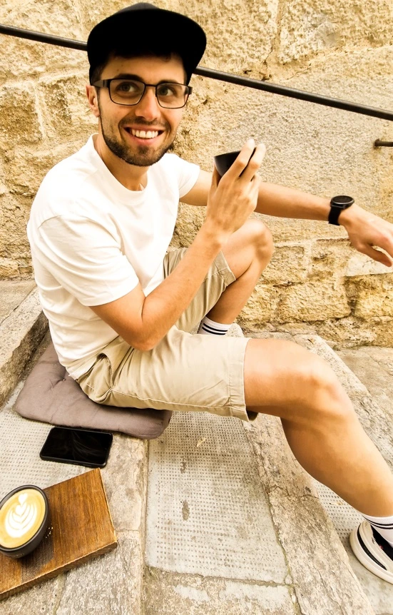 Alexander Schagowsky mit einem Kaffee auf einer Steintreppe