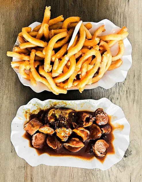 Pommes mit Currywurst als Pause bei der Radausfahrt
