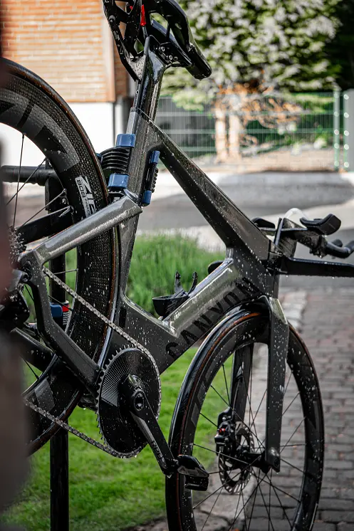 Canyon Speedmax Zeitfahrrad bei der Reinigung vor dem Wettkampf