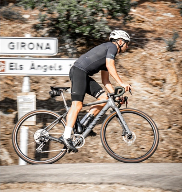 Gravelbiker am Anstieg zu Els Àngels bei Girona